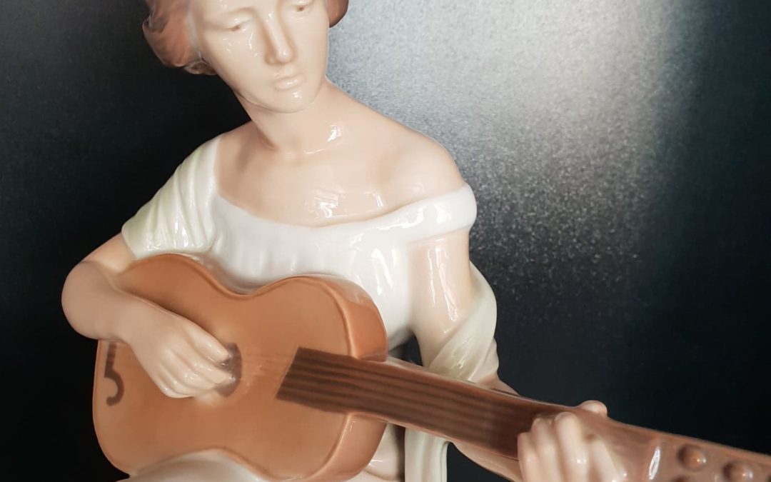 Figurka z porcelany Bing&Grøndahl “Dame med Guitar” – Kobieta z gitara