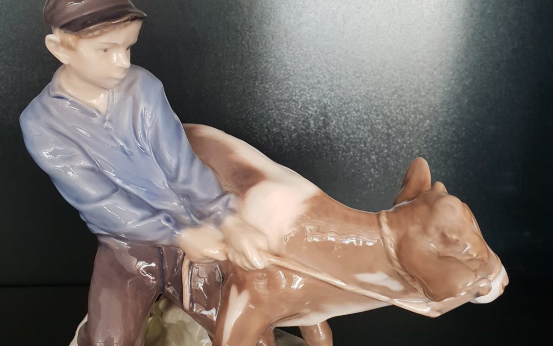 Figurka Royal Copenhagen “Dreng med kalv” – Chłopiec z cielaczkiem