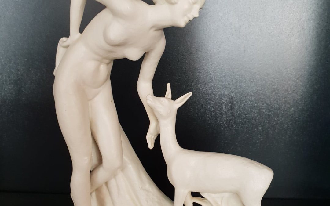 Porcelanowa figurka Art Deco – Schaubach-kunst, “Nackte Frau, Akt mit Reh” 882″ – Naga kobieta, akt z jelonkiem