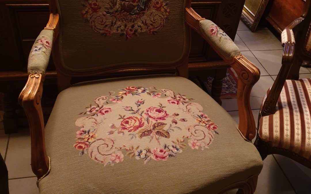 Fotel w stylu barokowym z gobelinowym obiciem