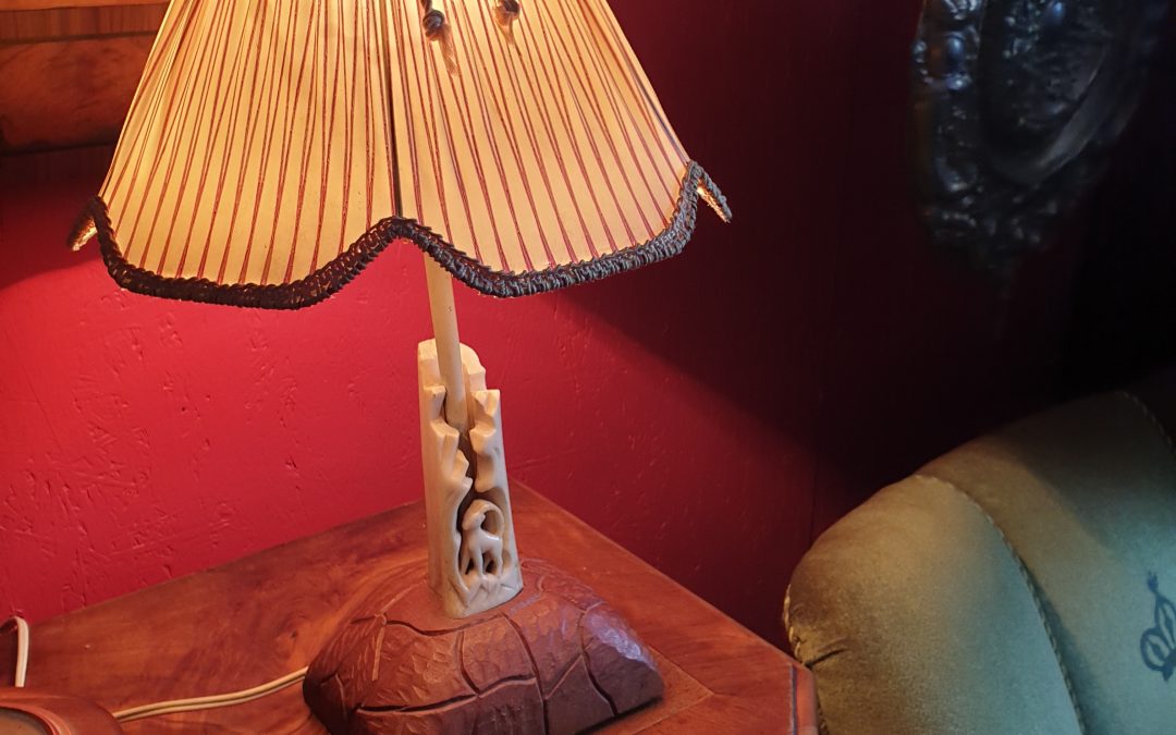 Lampa z kosci na drewnianej podstawie