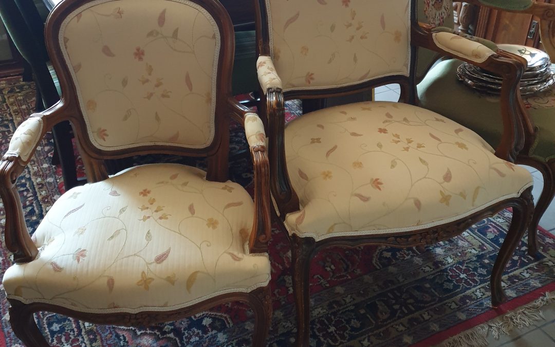 Dwa fotele w stylu barokowym