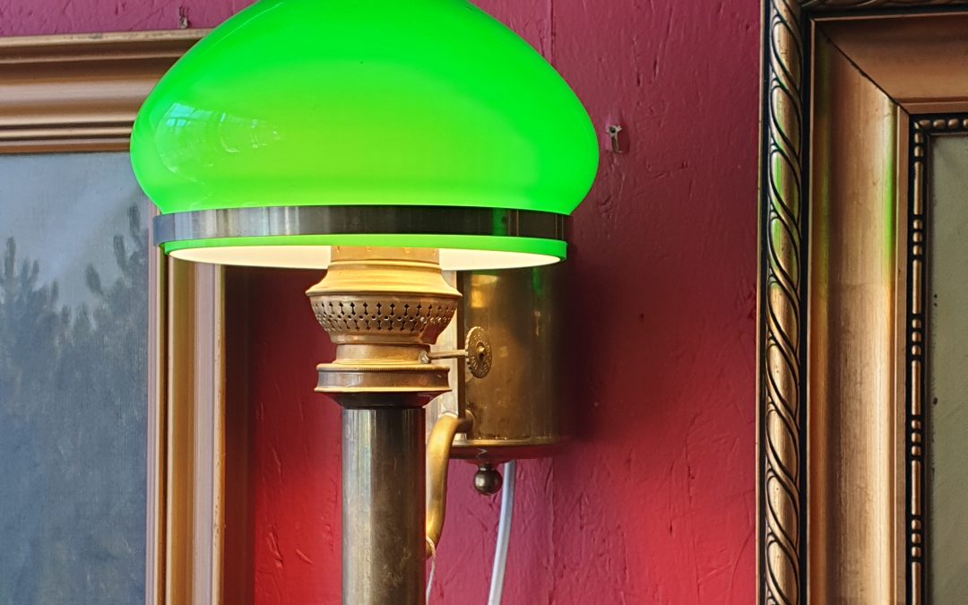 Dwie stare lampy naftowe przerobione na elektryczne