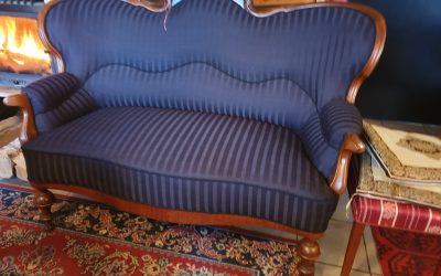 Komplet sofa , stol i trzy krzesla