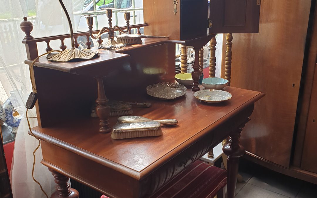 Stare biurko z nadstawka