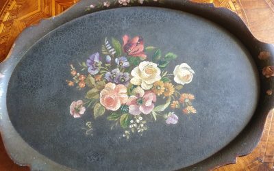 Drewniana taca z recznie malowanymi kwiatami