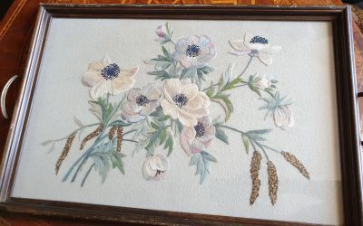 Taca drewniana  z haftowanymi kwiatami